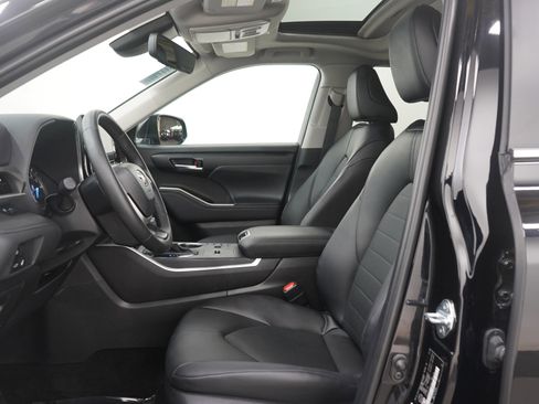 Used 2025 Toyota Highlander XLE image 26