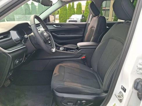 Used 2023 Jeep Grand Cherokee Laredo w/ Luxury Tech Group I AWD/4WD image 14
