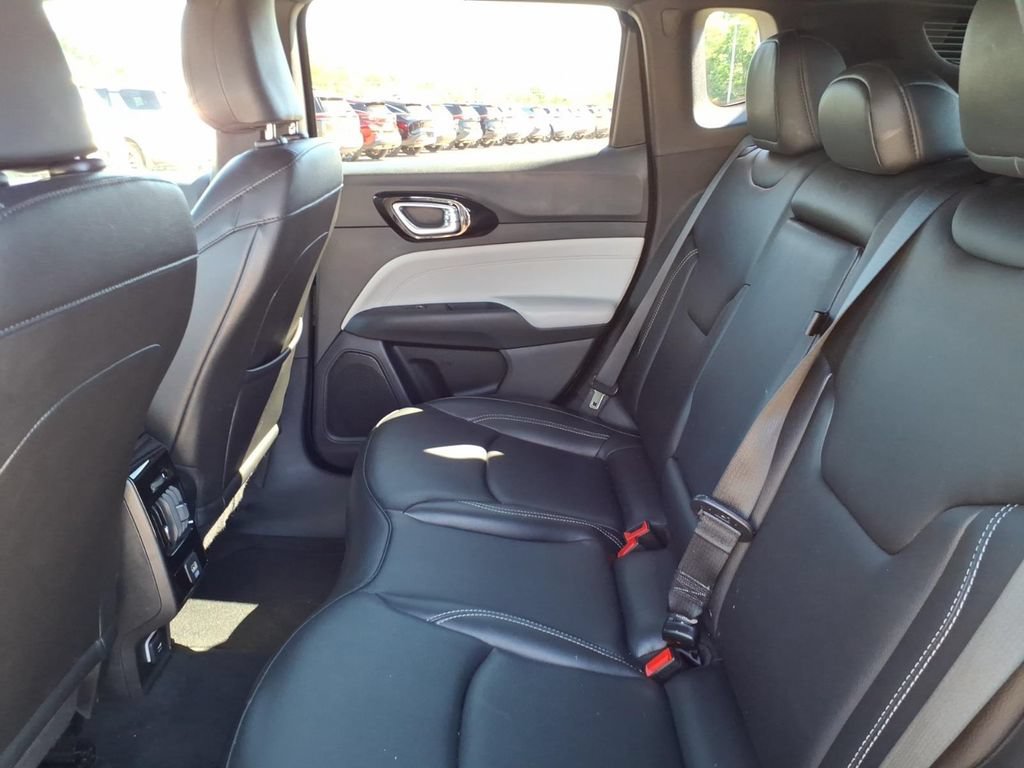 Used 2025 Jeep Compass Limited AWD/4WD image 6