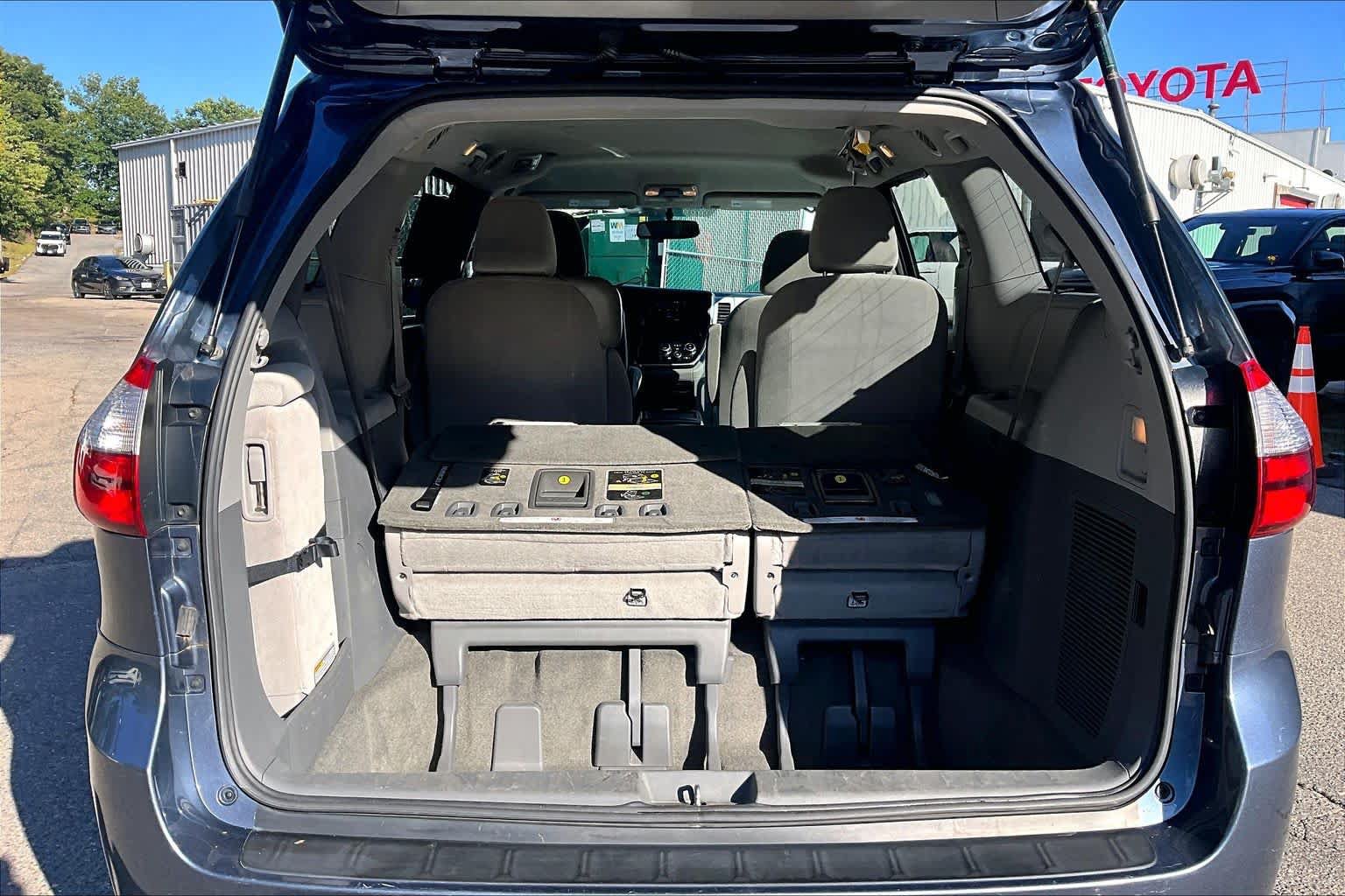 Certified 2017 Toyota Sienna LE FWD image 30