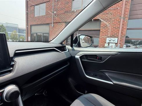 Used 2019 Toyota RAV4 LE FWD image 38