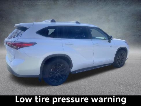 Used 2023 Toyota Highlander XLE image 8