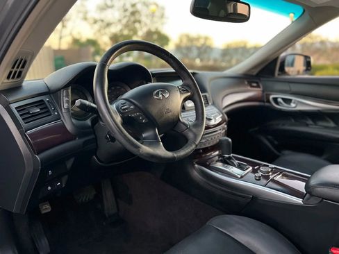 Used 2018 INFINITI Q70 Luxe image 19