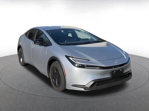 Used 2025 Toyota Prius LE image 2