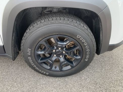 Used 2022 Jeep Cherokee Latitude AWD/4WD image 12