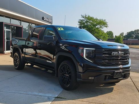 Used 2022 GMC Sierra 1500 Elevation w/ LPO, Elevation Black Package AWD/4WD image 3