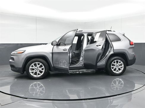 Used 2017 Jeep Cherokee Latitude w/ Cold Weather Group FWD image 40