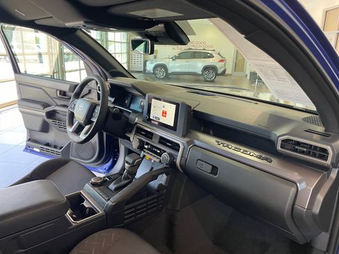 Certified 2025 Toyota Tacoma SR5 AWD/4WD image 31