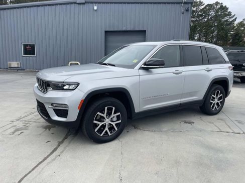 Used 2024 Jeep Grand Cherokee Limited image 9