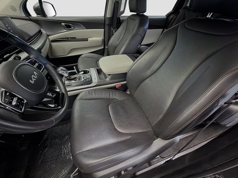 Used 2024 Kia Carnival LX FWD image 11