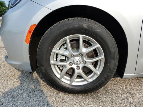 Used 2026 Chrysler Pacifica Select FWD image 13