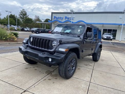 Used 2024 Jeep Wrangler Unlimited Sport AWD/4WD image 4