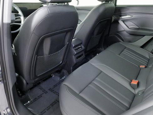 Used 2025 Audi Q6 e-tron Premium image 39