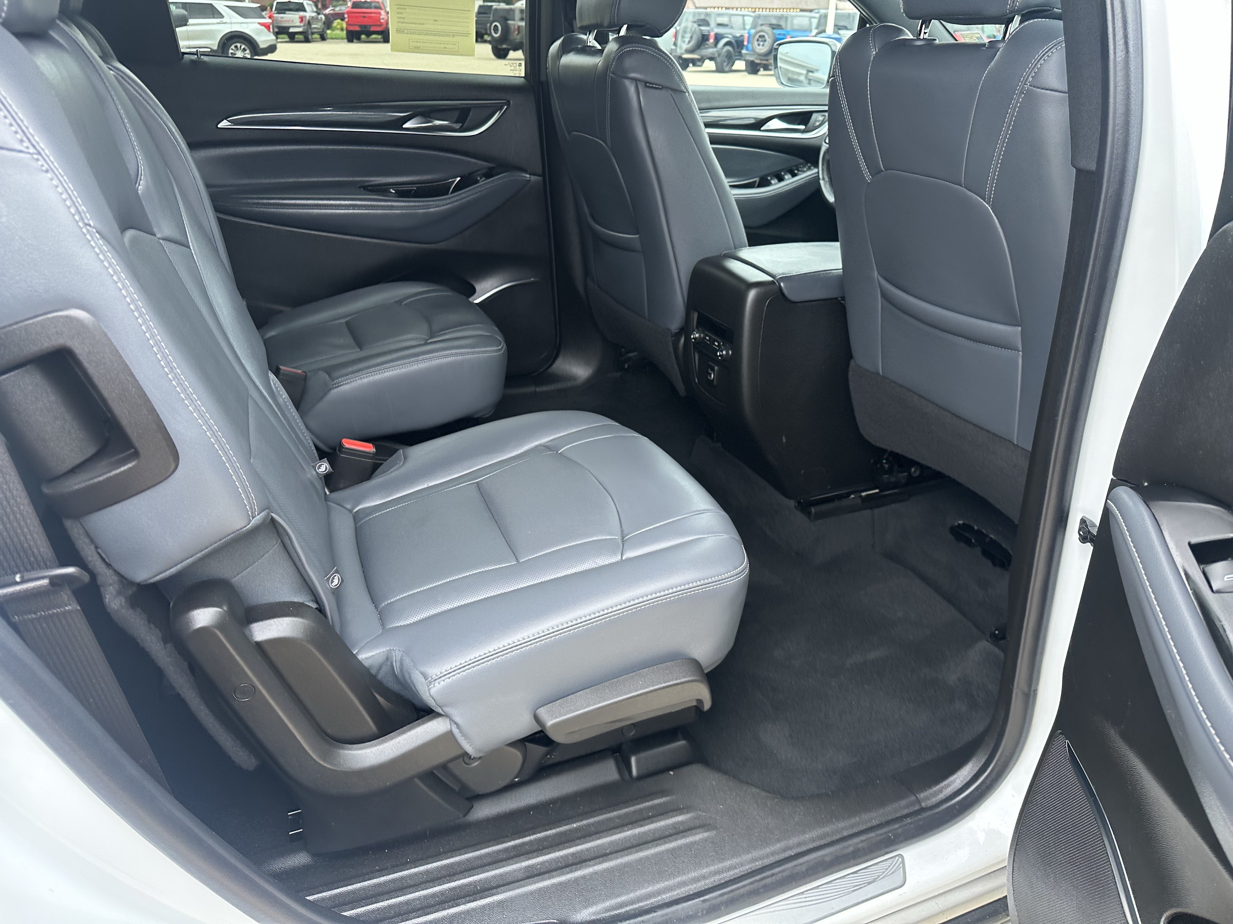 Used 2024 Buick Enclave Essence FWD image 8