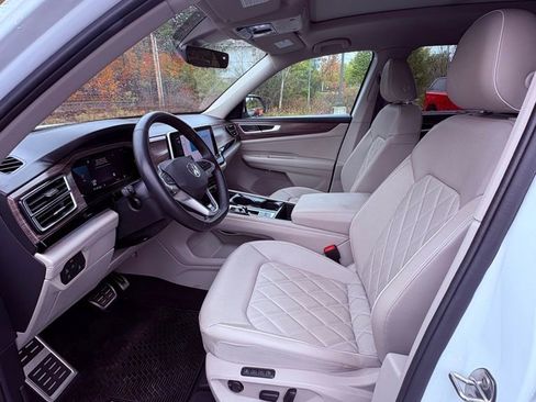 Used 2025 Volkswagen Atlas SEL Premium R-Line image 9
