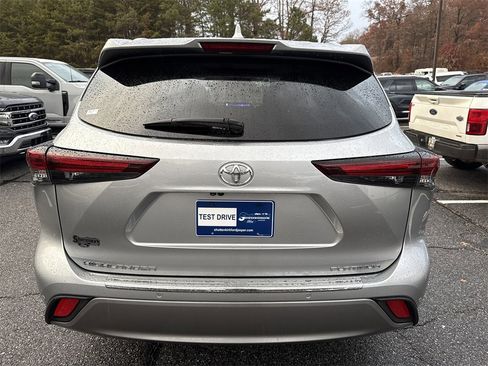Used 2024 Toyota Highlander LE image 6