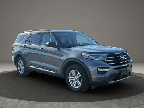 Used 2021 Ford Explorer XLT w/ Equipment Group 202A AWD/4WD image 8