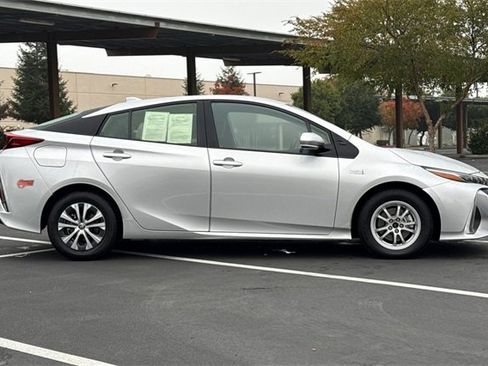Used 2020 Toyota Prius Prime XLE image 3
