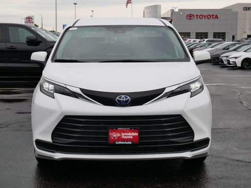 Certified 2025 Toyota Sienna LE FWD image 2