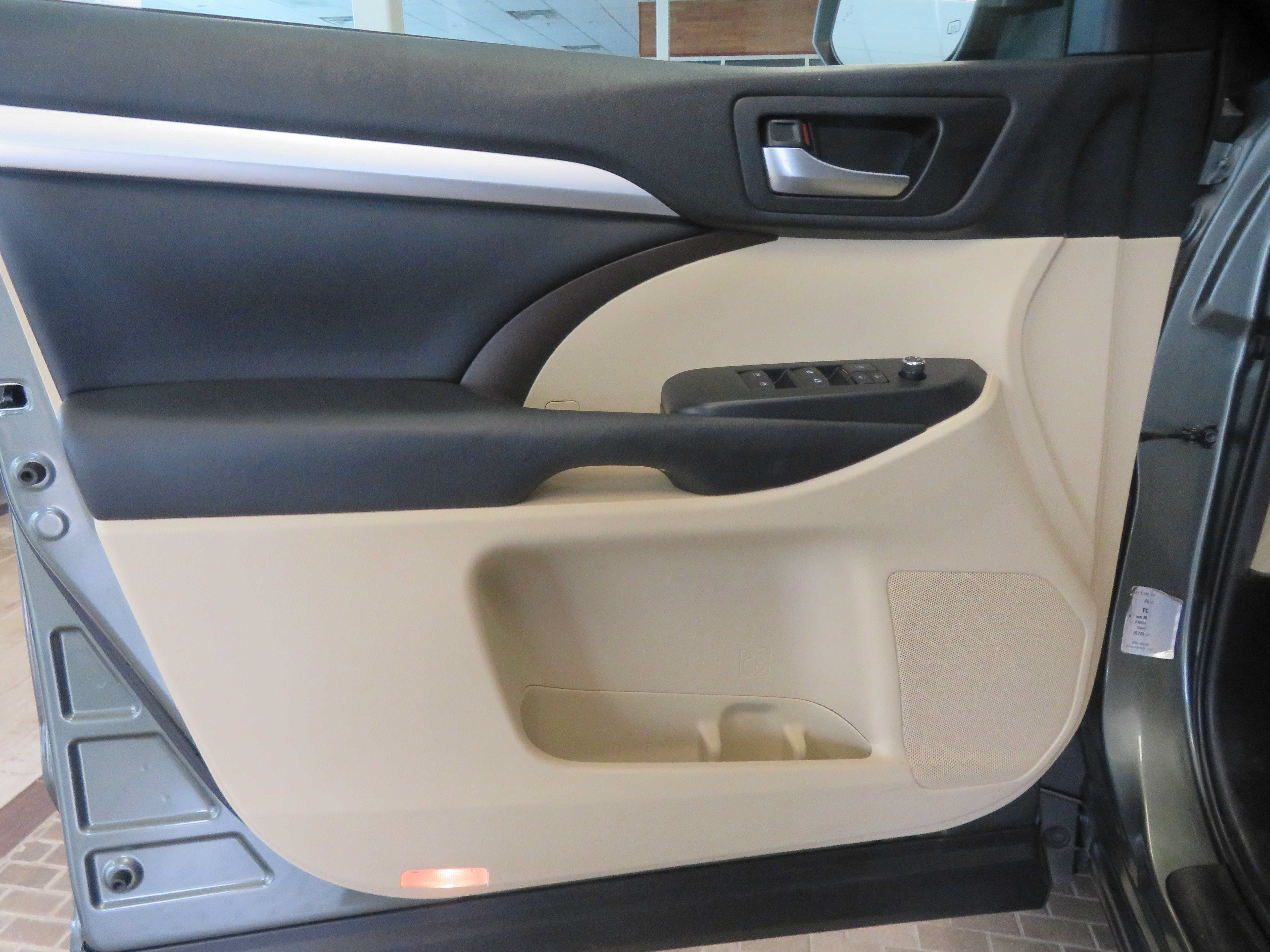 Used 2019 Toyota Highlander XLE FWD image 13