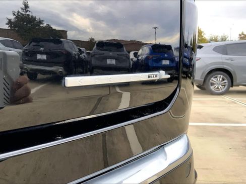 Used 2023 Jeep Wagoneer L Series III w/ Preferred Equipment Group image 9