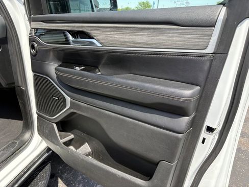 Used 2024 Jeep Wagoneer L Series II w/ Flexible Seating Group AWD/4WD image 11