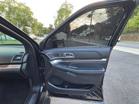 Used 2017 Ford Explorer Limited image 24