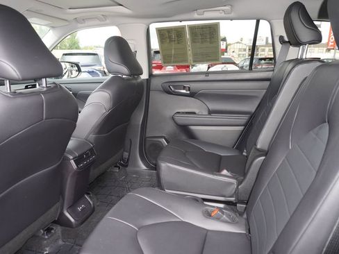 Certified 2024 Toyota Highlander XLE AWD/4WD image 12