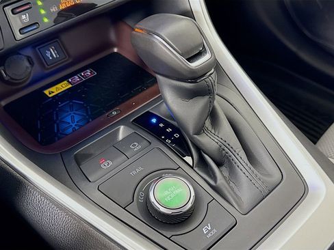 Used 2024 Toyota RAV4 Limited image 17