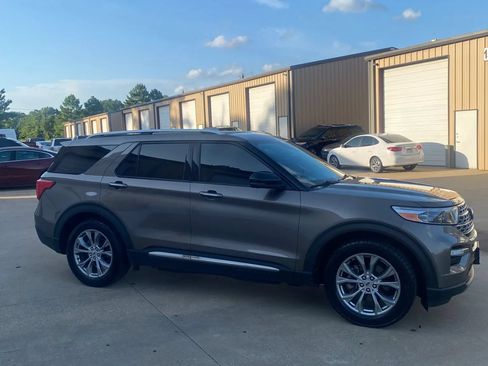 Used 2021 Ford Explorer Limited w/ Equipment Group 301A RWD image 2
