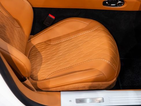 Used 2024 Aston Martin DB12 Convertible image 40