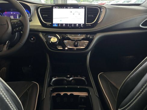 Used 2025 Chrysler Pacifica Limited FWD image 16