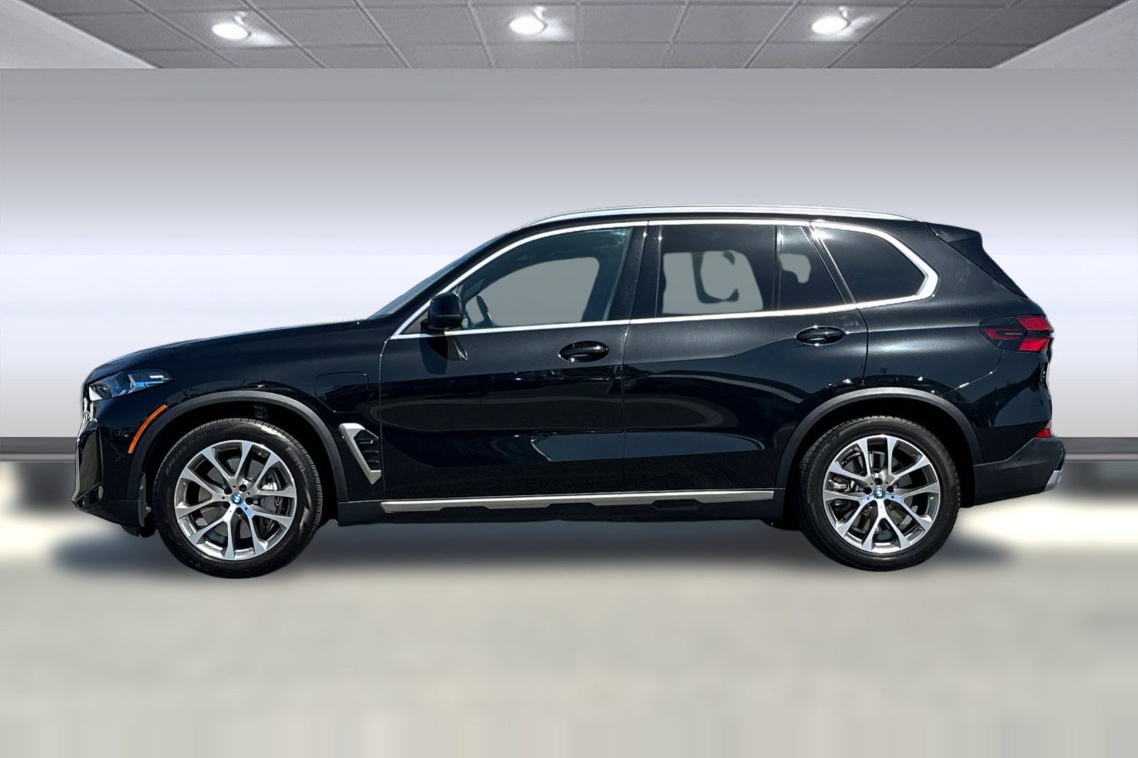 Used 2024 BMW X5 xDrive50e w/ Premium Package AWD/4WD image 2