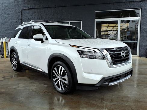Certified 2025 Nissan Pathfinder Platinum image 10