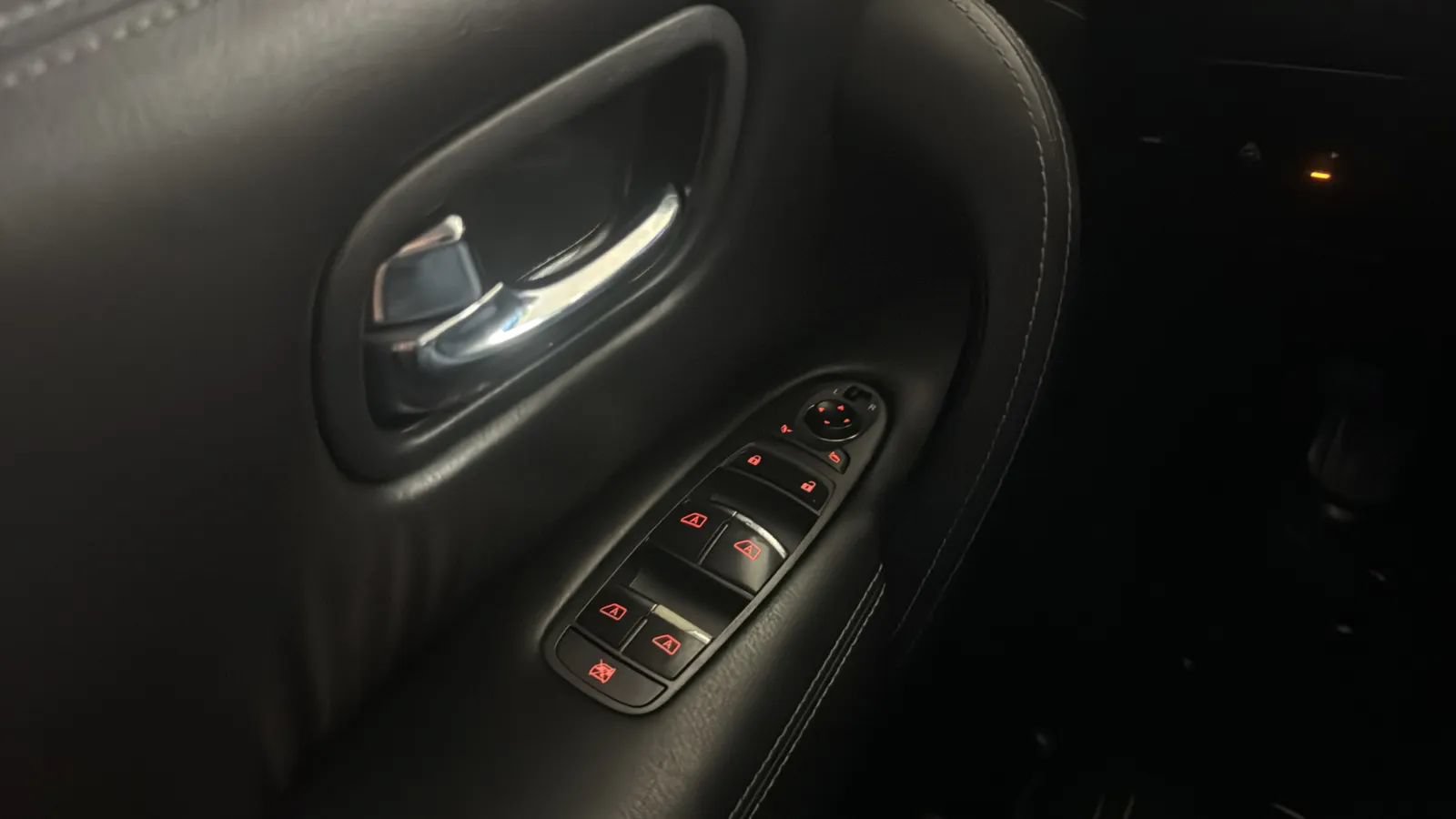 Used 2018 Nissan Armada Platinum RWD image 16