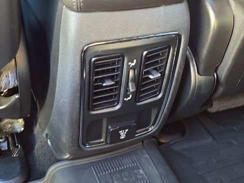 Used 2020 Jeep Grand Cherokee Altitude image 28