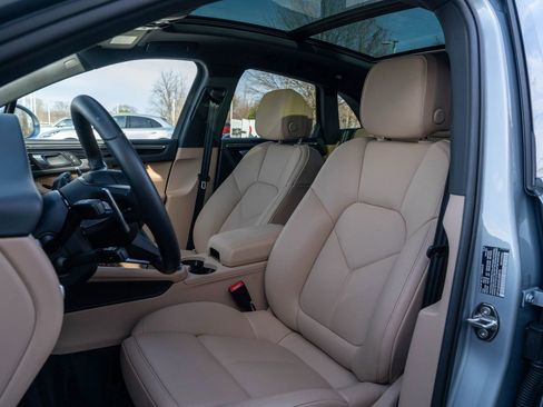 Certified 2025 Porsche Macan image 5