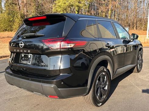 Used 2024 Nissan Rogue SV image 3