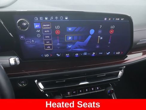Used 2024 Chevrolet Traverse Z71 AWD/4WD image 4