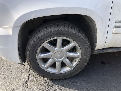 Used 2012 GMC Yukon XL Denali image 16