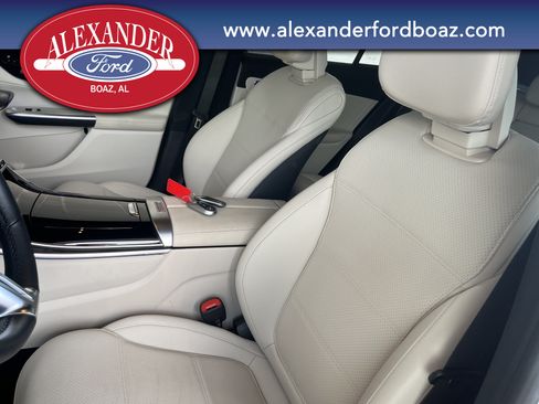 Used 2025 Mercedes-Benz GLC 300 4MATIC image 11