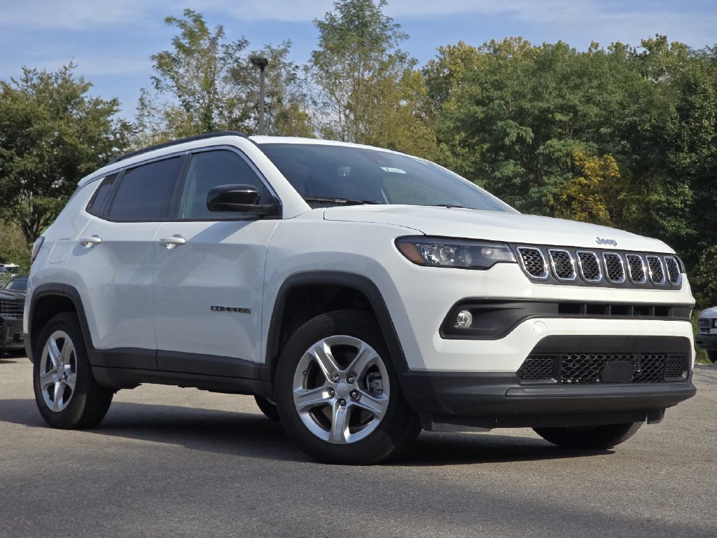 Used 2023 Jeep Compass Latitude w/ Convenience Group AWD/4WD image 2