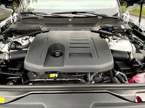 New 2025 Land Rover Discovery Dynamic SE image 16