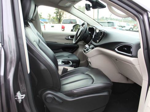 Used 2023 Chrysler Pacifica Touring-L image 12