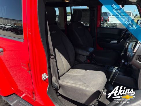 Used 2017 Jeep Wrangler Unlimited Sahara w/ Connectivity Group AWD/4WD image 18