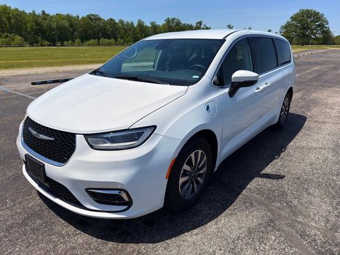 Used 2023 Chrysler Pacifica Touring-L FWD image 16