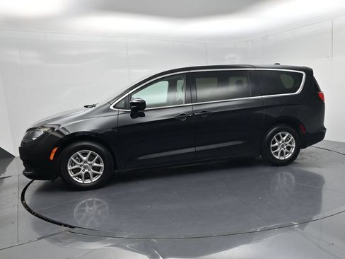 Used 2023 Chrysler Voyager LX FWD image 4