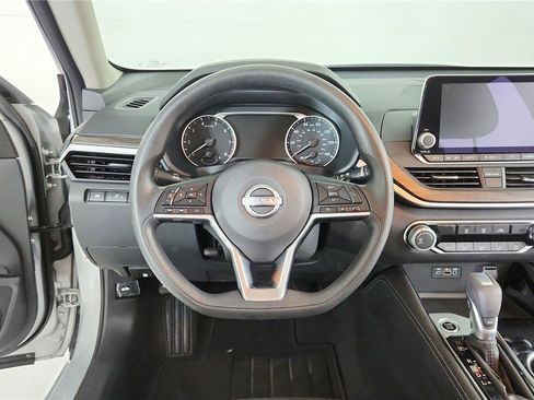 Used 2023 Nissan Altima 2.5 SV FWD image 12