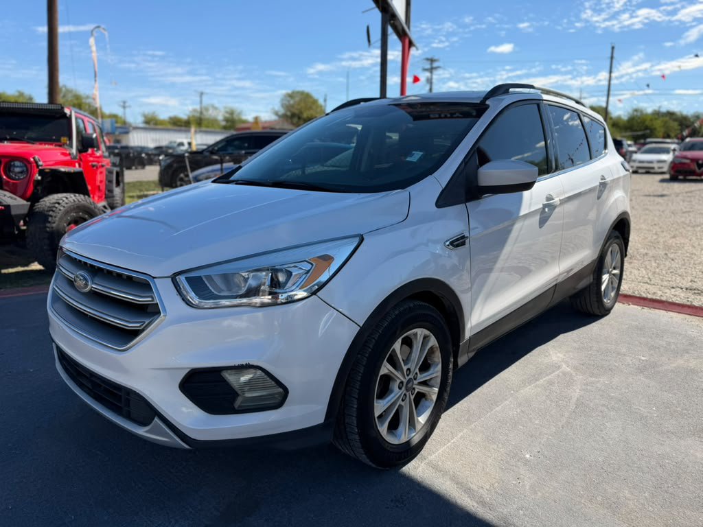 Used 2017 Ford Escape SE w/ Equipment Group 201A FWD image 1