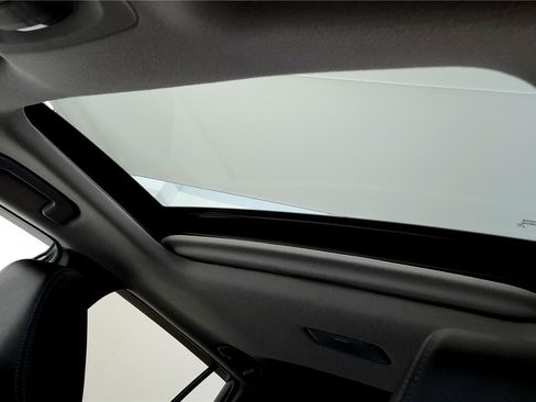 Used 2022 Toyota Corolla Cross XLE image 26